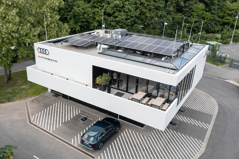 Audi, po sukcesie fazy pilotażowej, kontynuuje wdrażanie koncepcji charging hub’ów