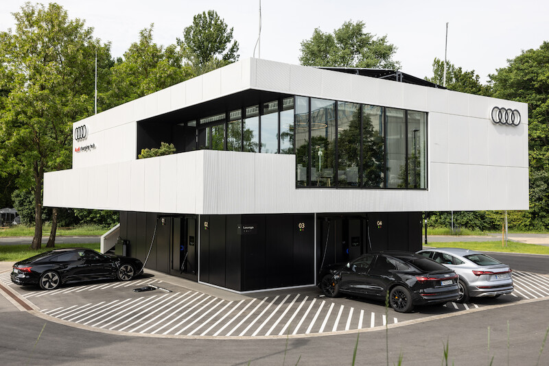 Audi, po sukcesie fazy pilotażowej, kontynuuje wdrażanie koncepcji charging hub’ów