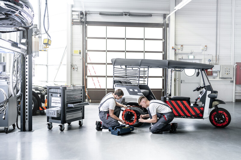Drugie życie: moduły akumulatorów napędowych z Audi e-tron zasilają riksze w Indiach