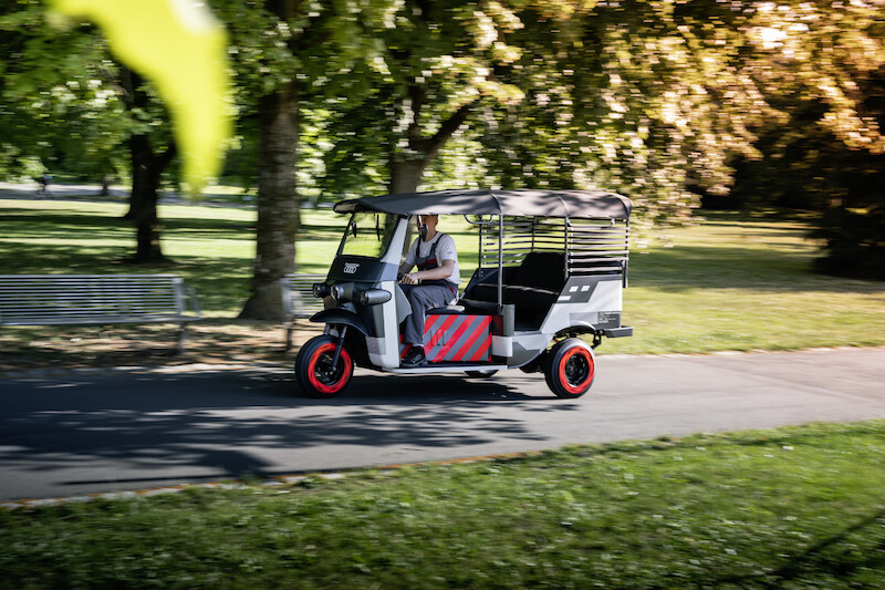 Drugie życie: moduły akumulatorów napędowych z Audi e-tron zasilają riksze w Indiach