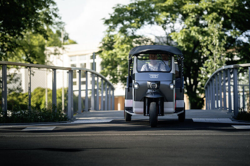 Drugie życie: moduły akumulatorów napędowych z Audi e-tron zasilają riksze w Indiach