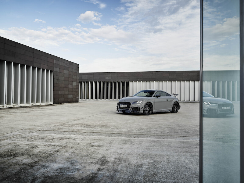 Ponadczasowa ikona: ekskluzywna limitowana edycja Audi TT RS Coupé iconic edition zachwyca innowacyjnym designem i dynamiką