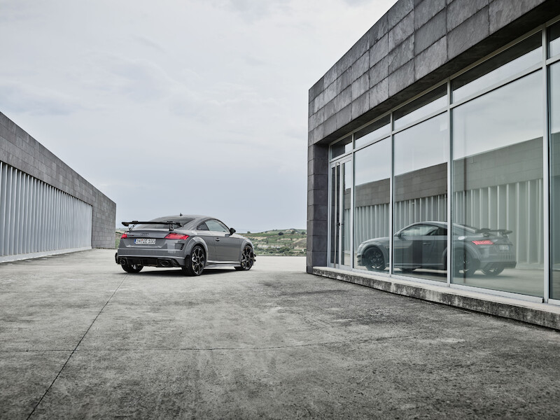 Ponadczasowa ikona: ekskluzywna limitowana edycja Audi TT RS Coupé iconic edition zachwyca innowacyjnym designem i dynamiką