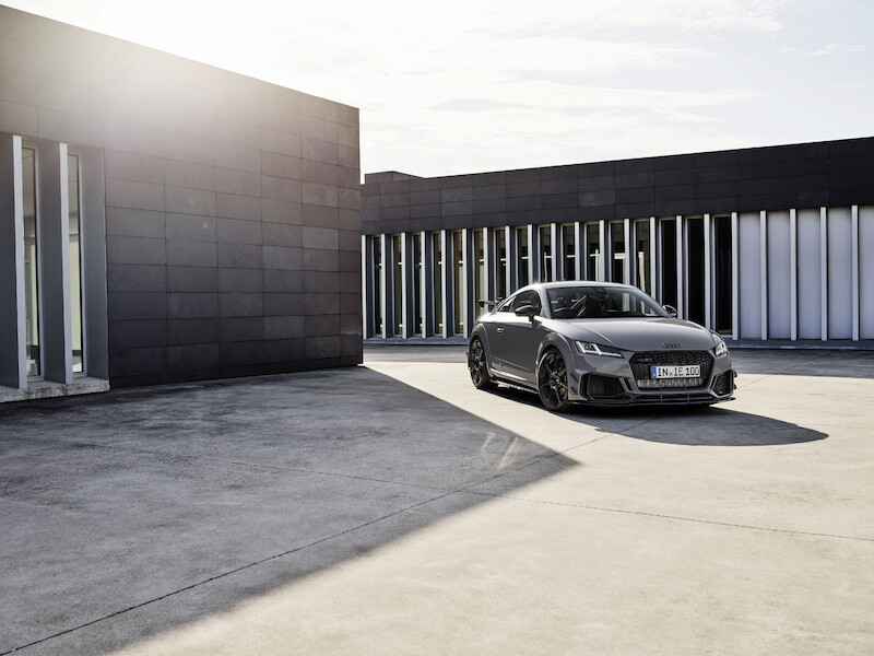 Ponadczasowa ikona: ekskluzywna limitowana edycja Audi TT RS Coupé iconic edition zachwyca innowacyjnym designem i dynamiką