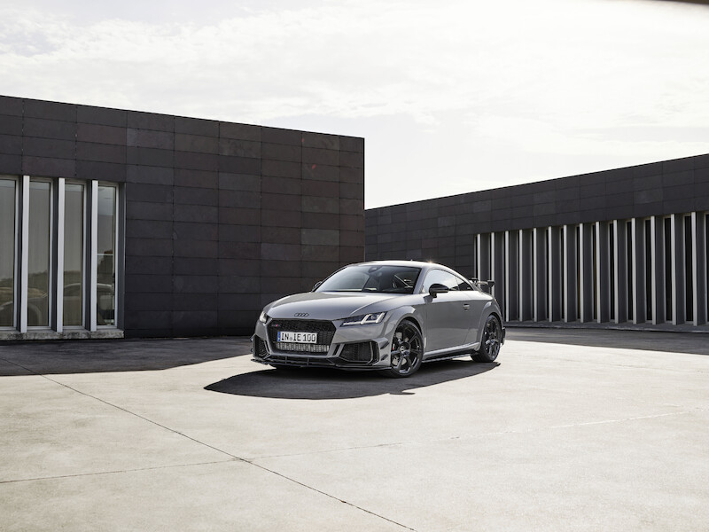Ponadczasowa ikona: ekskluzywna limitowana edycja Audi TT RS Coupé iconic edition zachwyca innowacyjnym designem i dynamiką