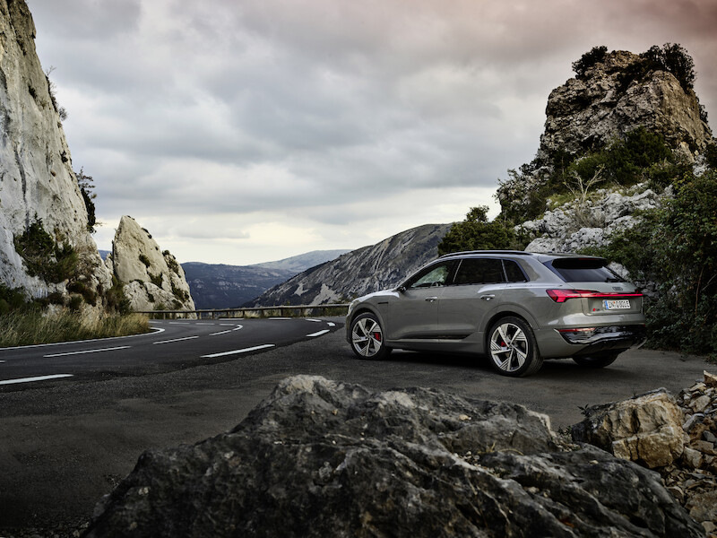 Nowe Audi Q8 e-tron: udoskonalona wydajność i zasięg, wyrafinowany design