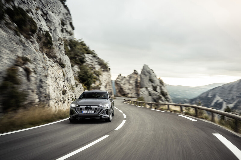 Nowe Audi Q8 e-tron: udoskonalona wydajność i zasięg, wyrafinowany design