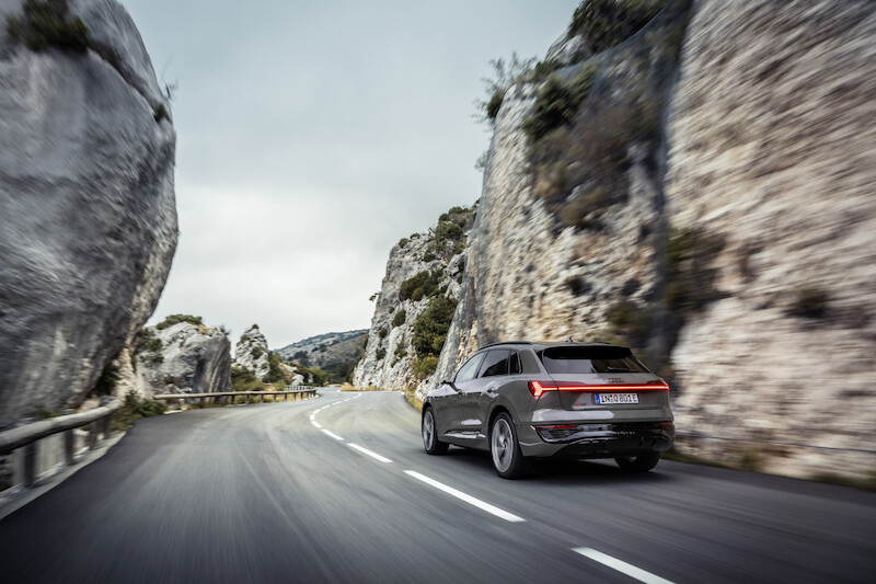 Nowe Audi Q8 e-tron: udoskonalona wydajność i zasięg, wyrafinowany design