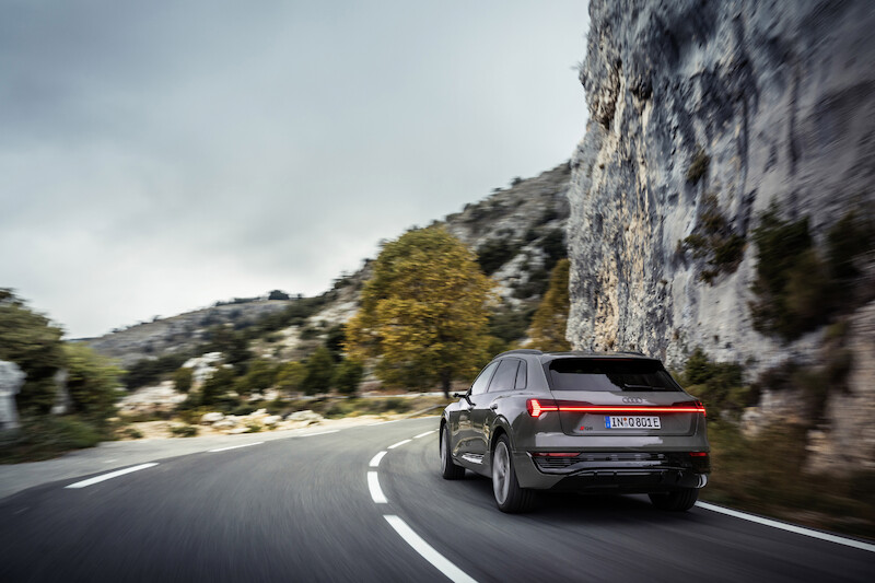 Nowe Audi Q8 e-tron: udoskonalona wydajność i zasięg, wyrafinowany design
