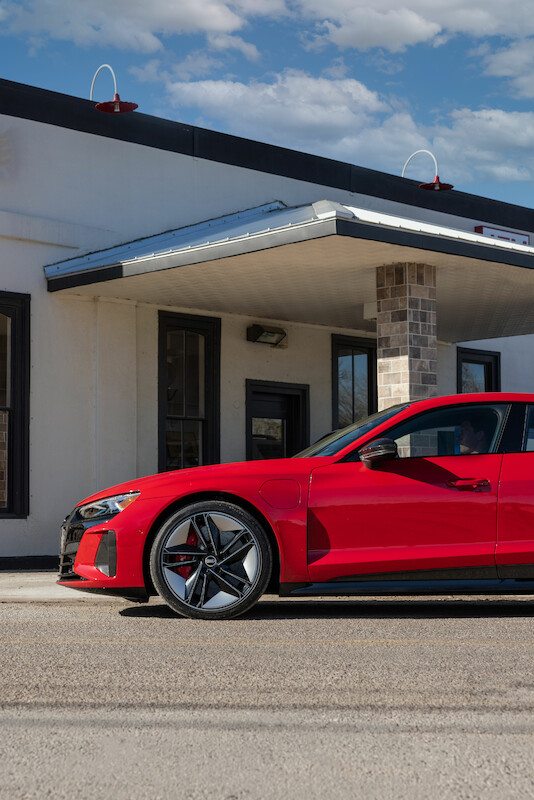 Elektryczne, sportowe, progresywne: Wszystko, co powinieneś wiedzieć o Audi e-tron GT