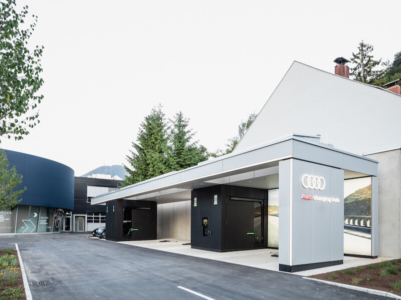 Audi definiuje na nowo pojęcie szybkiego ładowania: w Salzburgu w Austrii uruchomiono pierwszy w tym kraju Audi charging hub