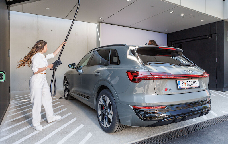 Audi definiuje na nowo pojęcie szybkiego ładowania: w Salzburgu w Austrii uruchomiono pierwszy w tym kraju Audi charging hub