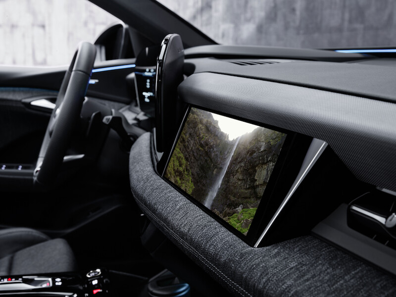 W jaki sposób wnętrze produkowanego seryjnie Audi Q6 e-tron wykorzystuje nową filozofię stylistyczną marki?