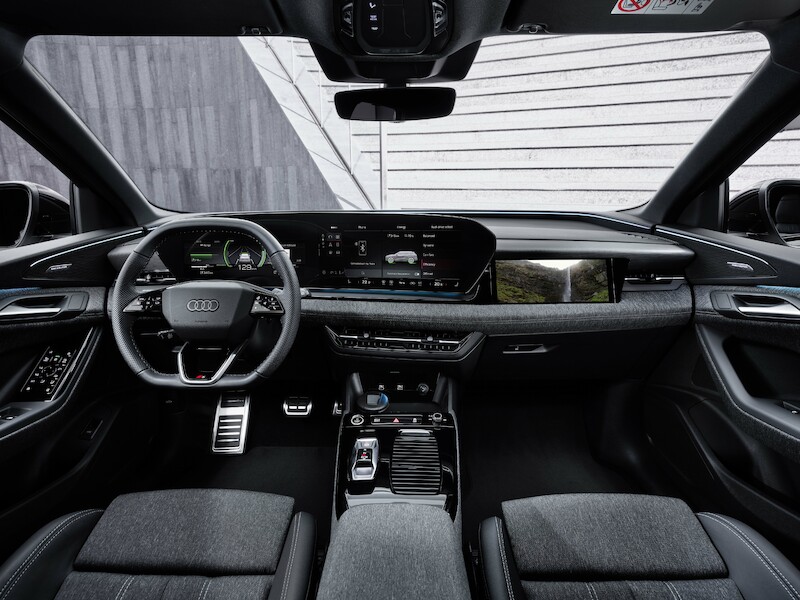 W jaki sposób wnętrze produkowanego seryjnie Audi Q6 e-tron wykorzystuje nową filozofię stylistyczną marki?