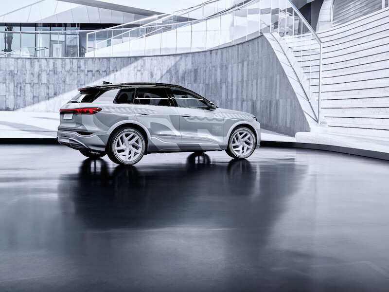 W jaki sposób wnętrze produkowanego seryjnie Audi Q6 e-tron wykorzystuje nową filozofię stylistyczną marki?