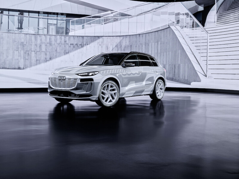 W jaki sposób wnętrze produkowanego seryjnie Audi Q6 e-tron wykorzystuje nową filozofię stylistyczną marki?