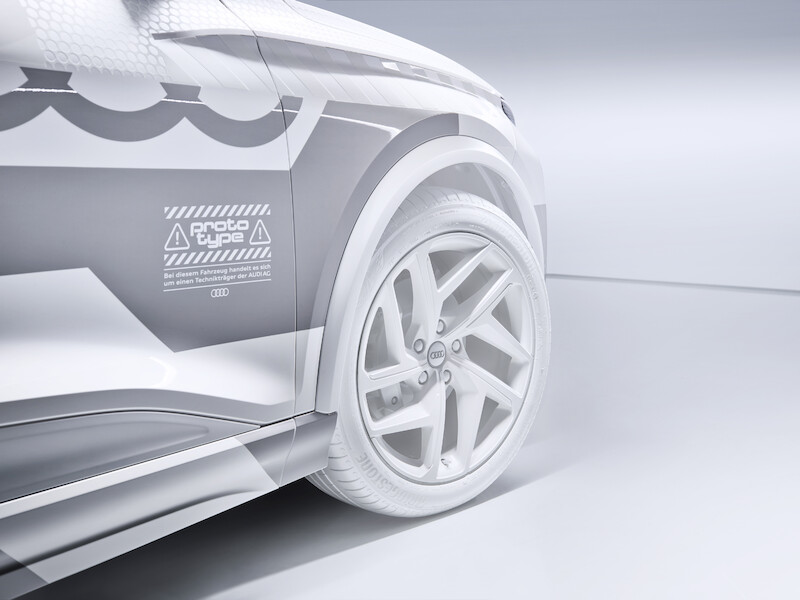 W jaki sposób wnętrze produkowanego seryjnie Audi Q6 e-tron wykorzystuje nową filozofię stylistyczną marki?