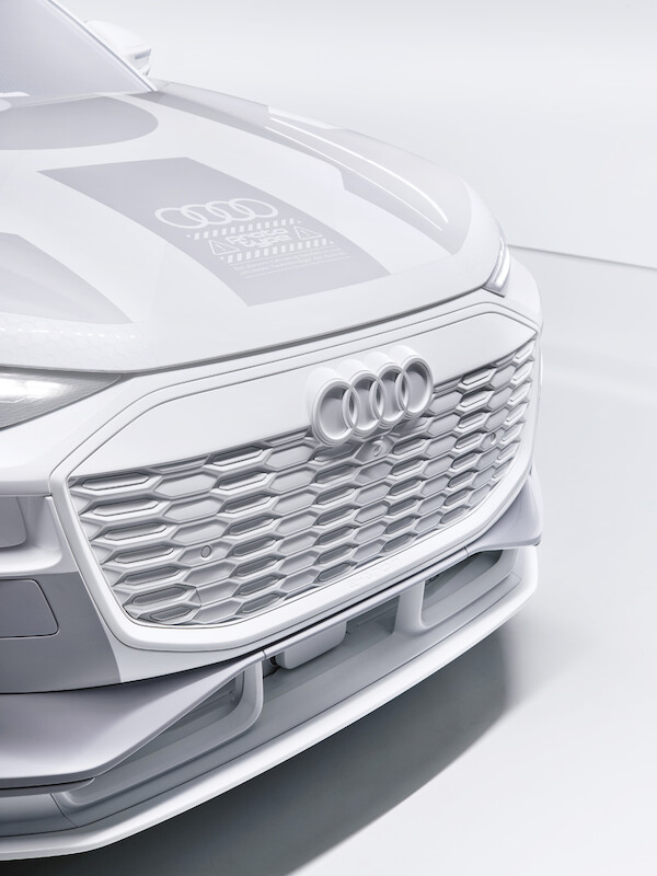 W jaki sposób wnętrze produkowanego seryjnie Audi Q6 e-tron wykorzystuje nową filozofię stylistyczną marki?