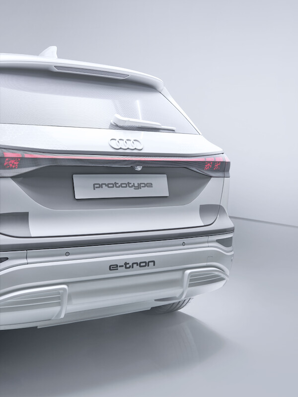 W jaki sposób wnętrze produkowanego seryjnie Audi Q6 e-tron wykorzystuje nową filozofię stylistyczną marki?