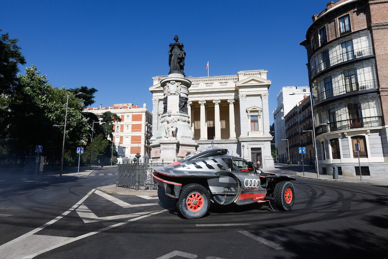 Audi RS Q e-tron w trasie przez trzy miasta: kierowcy Audi inspirują Madryt, Paryż i Sztokholm