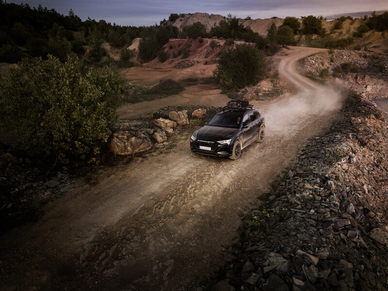 Pewne siebie zarówno w terenie, jak i na asfalcie: Audi Q8 e-tron edition Dakar