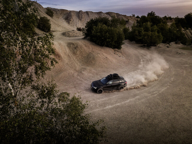 Pewne siebie zarówno w terenie, jak i na asfalcie: Audi Q8 e-tron edition Dakar