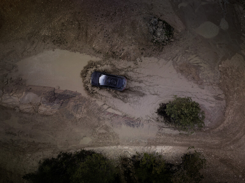 Pewne siebie zarówno w terenie, jak i na asfalcie: Audi Q8 e-tron edition Dakar