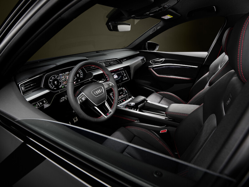 Pewne siebie zarówno w terenie, jak i na asfalcie: Audi Q8 e-tron edition Dakar