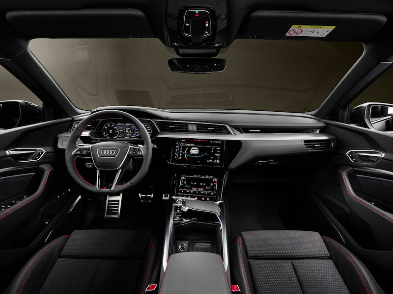 Pewne siebie zarówno w terenie, jak i na asfalcie: Audi Q8 e-tron edition Dakar