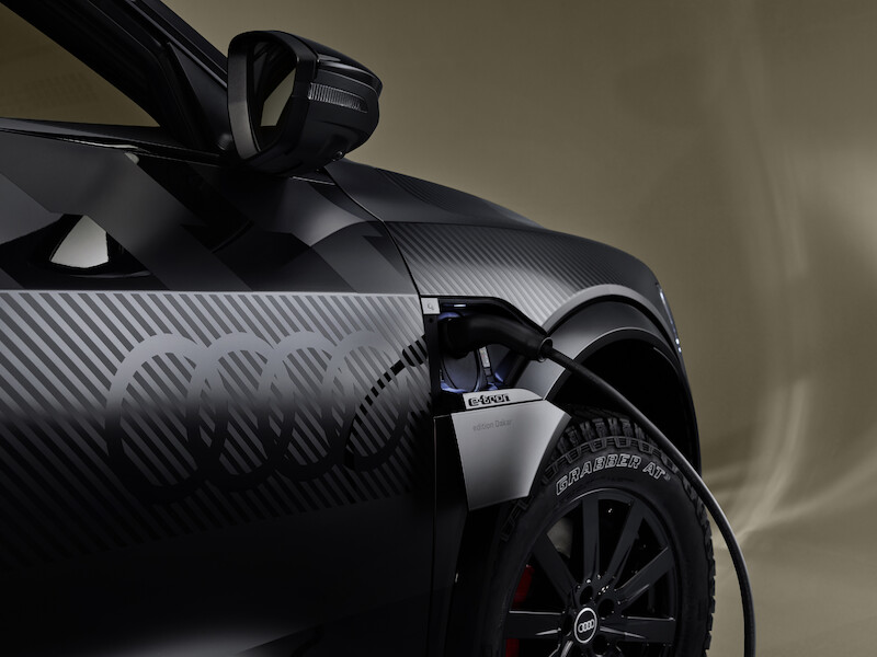Pewne siebie zarówno w terenie, jak i na asfalcie: Audi Q8 e-tron edition Dakar