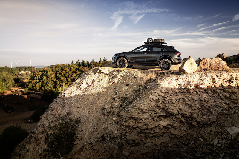 Pewne siebie zarówno w terenie, jak i na asfalcie: Audi Q8 e-tron edition Dakar
