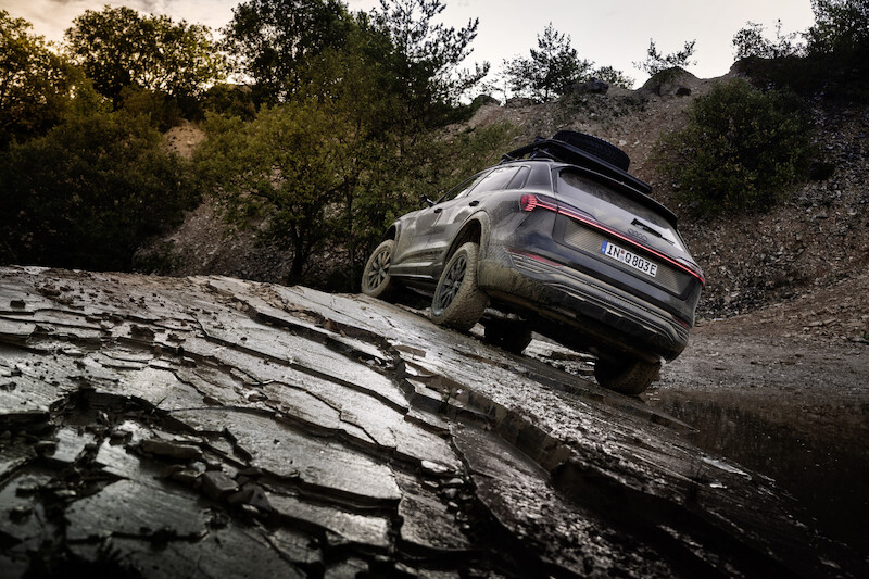 Pewne siebie zarówno w terenie, jak i na asfalcie: Audi Q8 e-tron edition Dakar