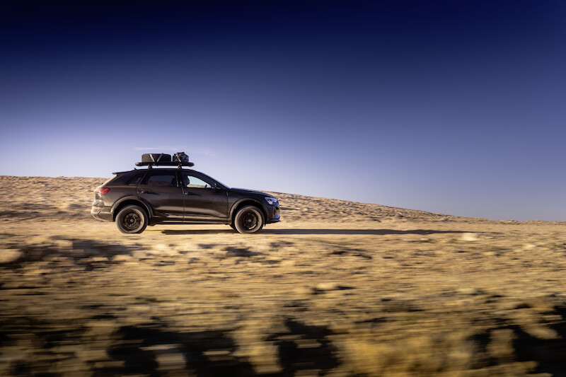 Pewne siebie zarówno w terenie, jak i na asfalcie: Audi Q8 e-tron edition Dakar