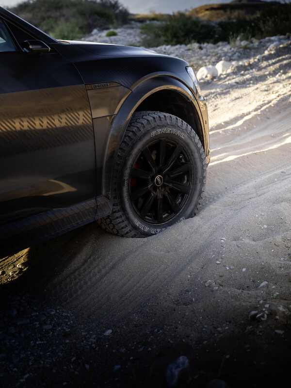 Pewne siebie zarówno w terenie, jak i na asfalcie: Audi Q8 e-tron edition Dakar