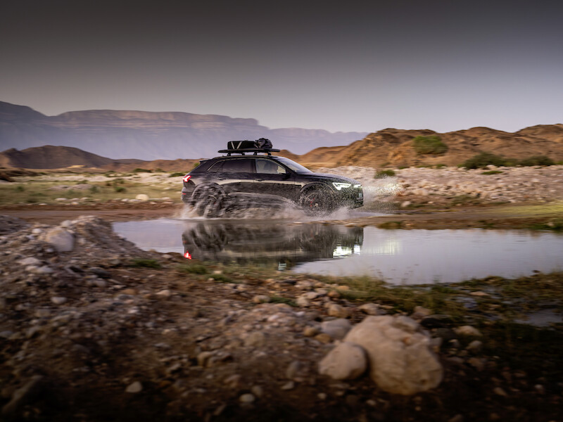 Pewne siebie zarówno w terenie, jak i na asfalcie: Audi Q8 e-tron edition Dakar