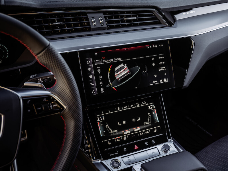Pewne siebie zarówno w terenie, jak i na asfalcie: Audi Q8 e-tron edition Dakar