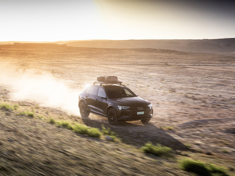Pewne siebie zarówno w terenie, jak i na asfalcie: Audi Q8 e-tron edition Dakar