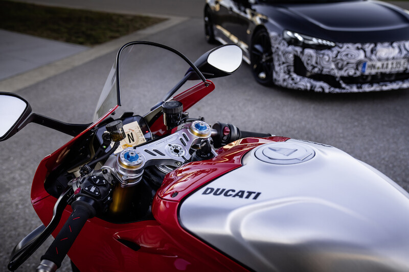 Podwójna dawka adrenaliny: Prototyp Audi e-tron GT i Ducati Panigale V4 R