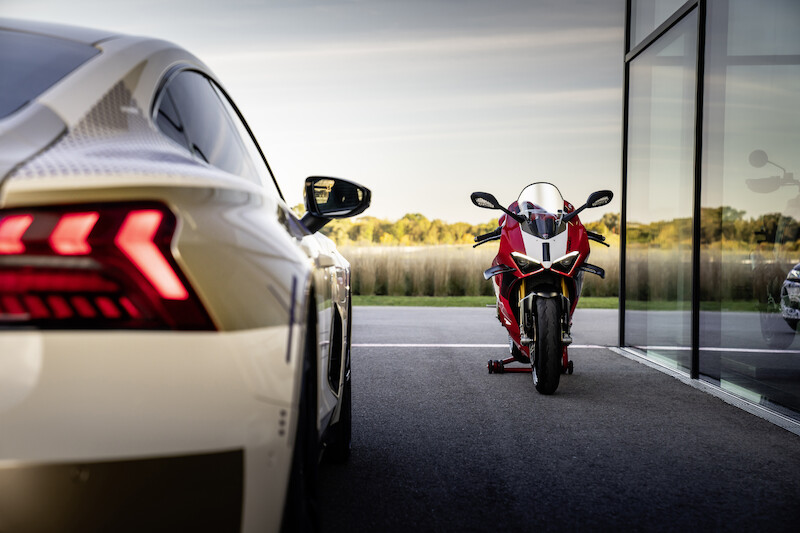 Podwójna dawka adrenaliny: Prototyp Audi e-tron GT i Ducati Panigale V4 R