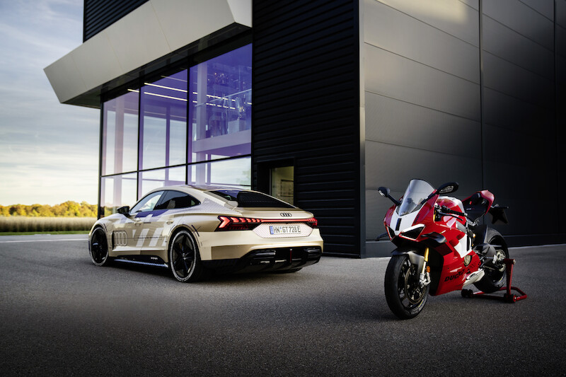 Podwójna dawka adrenaliny: Prototyp Audi e-tron GT i Ducati Panigale V4 R