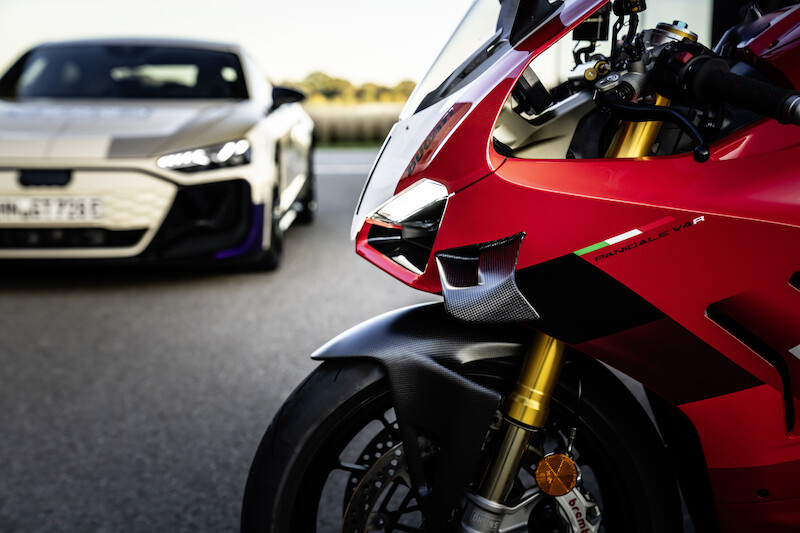 Podwójna dawka adrenaliny: Prototyp Audi e-tron GT i Ducati Panigale V4 R