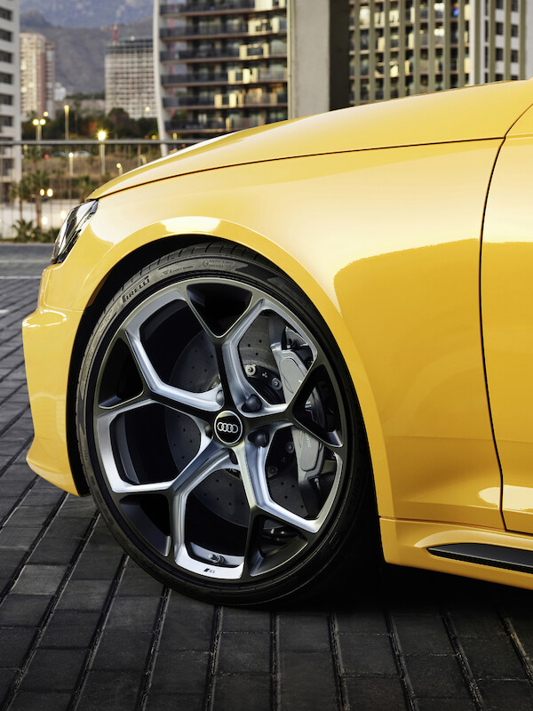 Wysokie osiągi w codziennym użytkowaniu i na torze wyścigowym: Audi RS 4 Avant edition 25 years