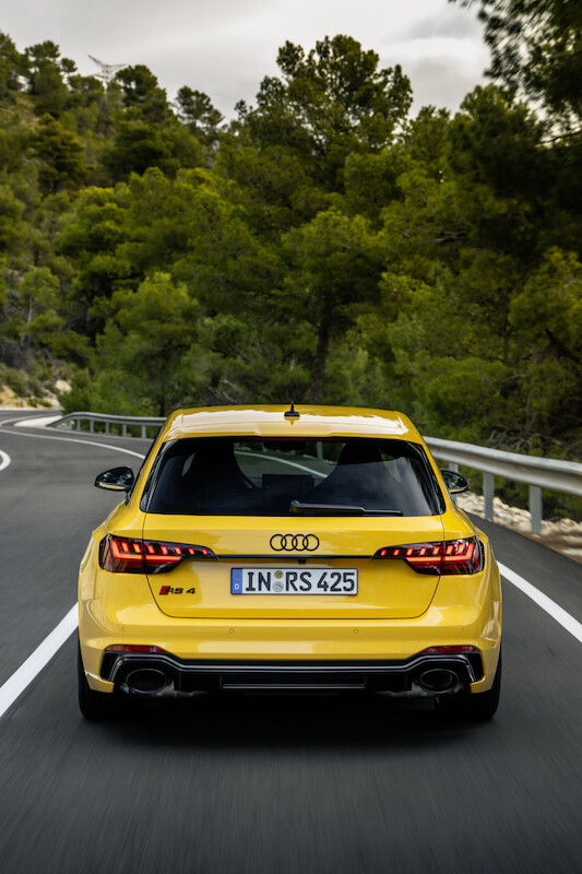 Wysokie osiągi w codziennym użytkowaniu i na torze wyścigowym: Audi RS 4 Avant edition 25 years