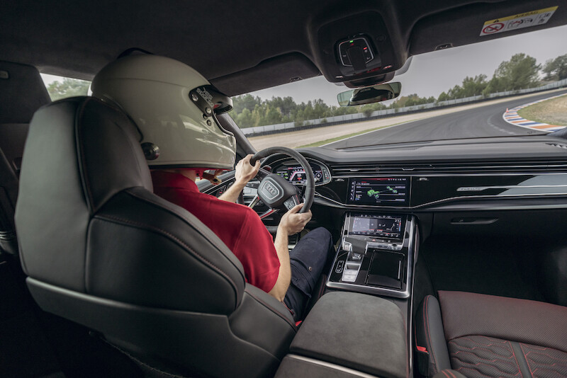 Projektant podwozi Roland Waschkau sprawdza wyjątkowe osiągi Audi RS Q8 performance w Hiszpanii