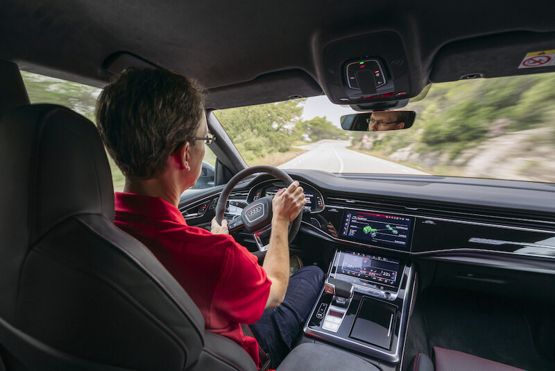 Projektant podwozi Roland Waschkau sprawdza wyjątkowe osiągi Audi RS Q8 performance w Hiszpanii