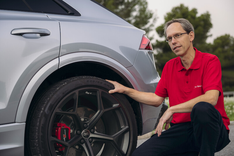 Projektant podwozi Roland Waschkau sprawdza wyjątkowe osiągi Audi RS Q8 performance w Hiszpanii