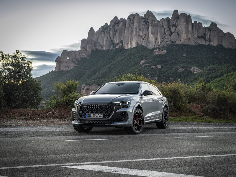 Projektant podwozi Roland Waschkau sprawdza wyjątkowe osiągi Audi RS Q8 performance w Hiszpanii