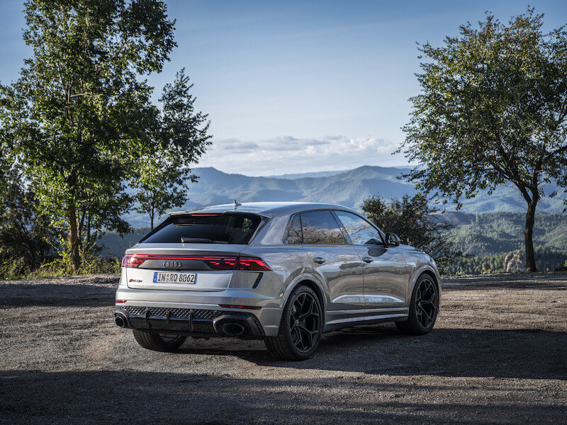 Projektant podwozi Roland Waschkau sprawdza wyjątkowe osiągi Audi RS Q8 performance w Hiszpanii