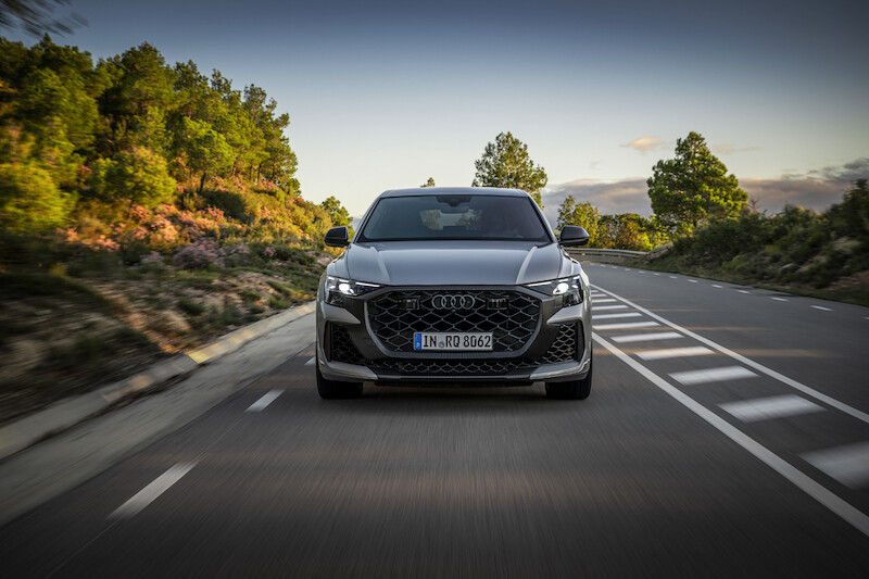 Projektant podwozi Roland Waschkau sprawdza wyjątkowe osiągi Audi RS Q8 performance w Hiszpanii