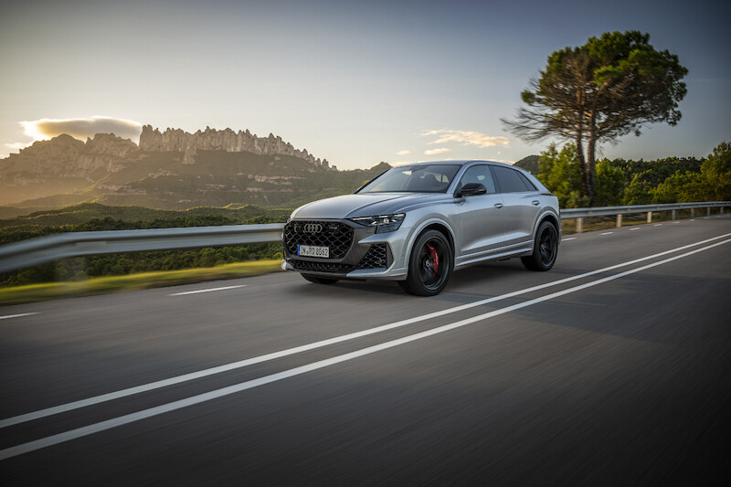 Projektant podwozi Roland Waschkau sprawdza wyjątkowe osiągi Audi RS Q8 performance w Hiszpanii